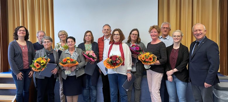 Gruppenfoto geehrte VHS-Dozentinnen und Dozenten