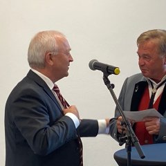 Bürgermeister Aloysius Söhngen bei der Geschenkübergabe an den Vorsitzenden des Musikvereines Brandscheid Klaus Weinand