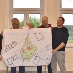 Architekt Günter Wilwers (Mitte), VGV Prüm, erklärt anhand eines Planes das Vorhaben
